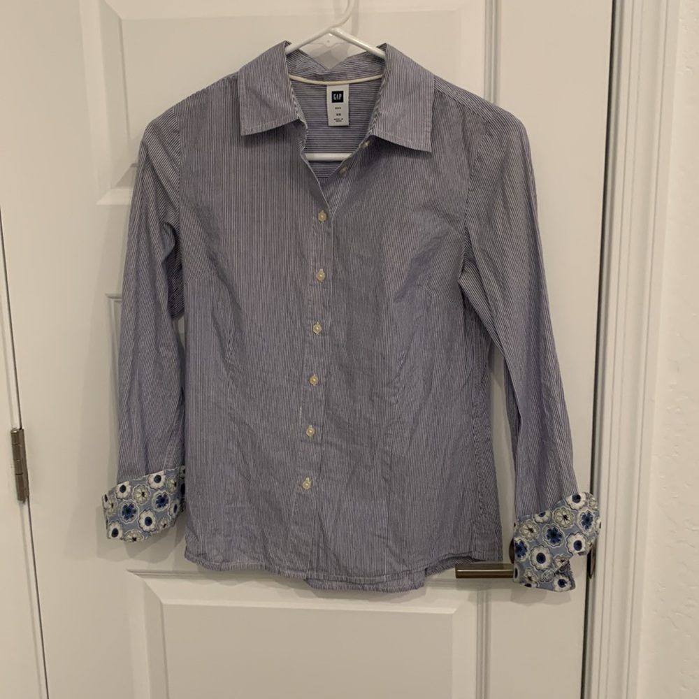 Gap xs blue and white stripe button down